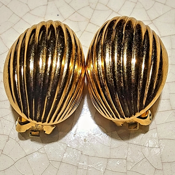 Large oval bombe Ribbed Gold Tone Clip On Earrings Unsigned Lightweight - Picture 3 of 9